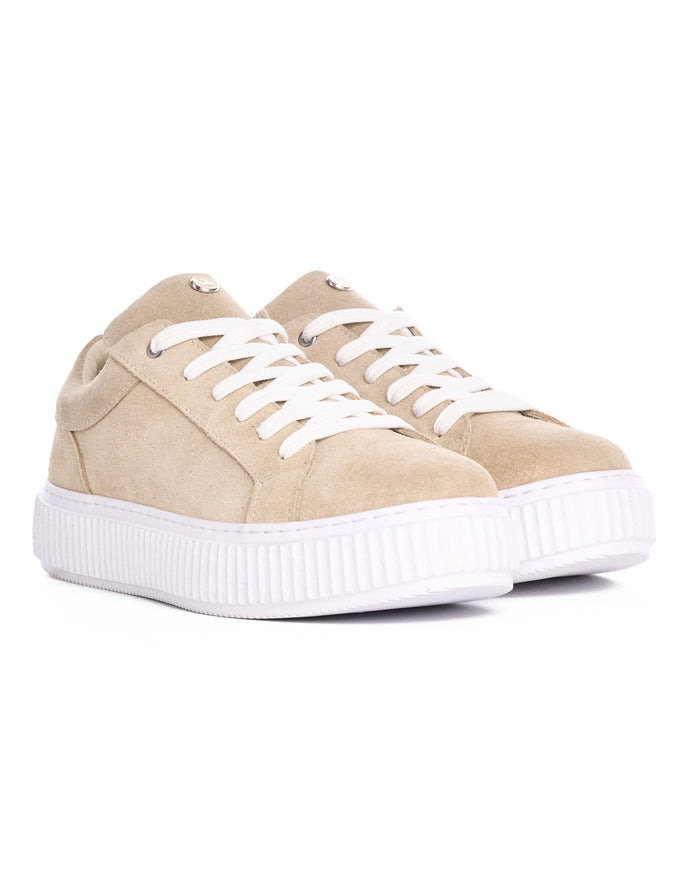 Martin Valen pair of beige genuine leather sneakers, three-quarter view highlighting white laces and metal eyelets
