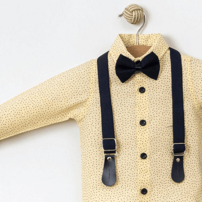 Chemise jaune à motifs avec nœud papillon noir et bretelles noires