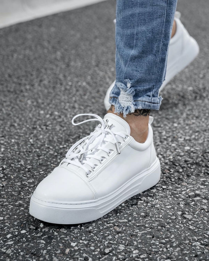 Martin Valen Trine men's white sneakers, oblique top close-up showing laces and metal eyelets