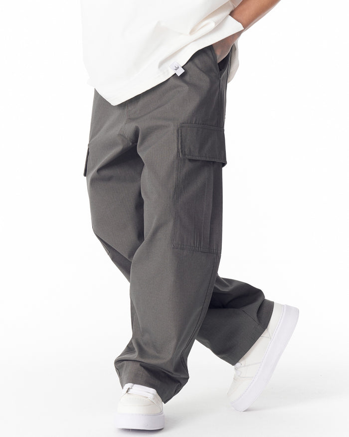 Martin Valen men's anthracite cargo pants, full-length view showing wide legs and side cargo pockets