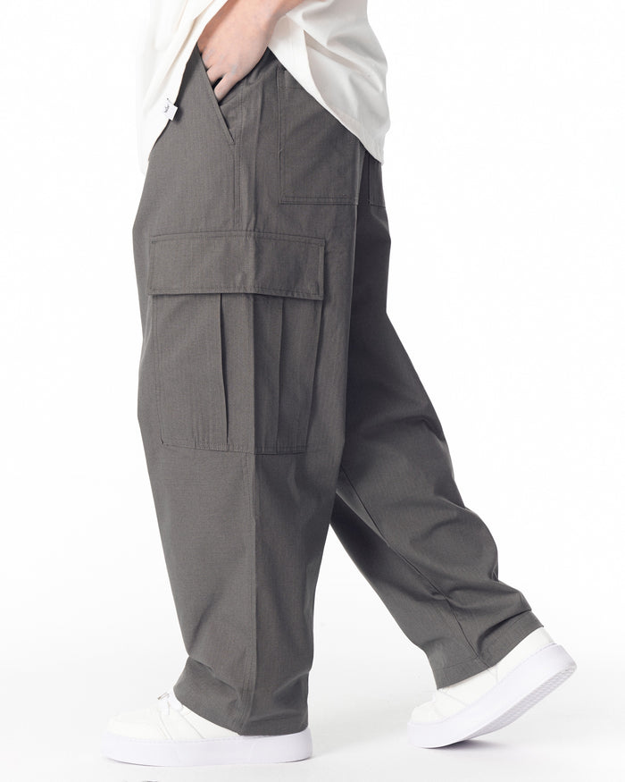 Martin Valen anthracite cargo pants, low close-up showing leg detail and white sneakers