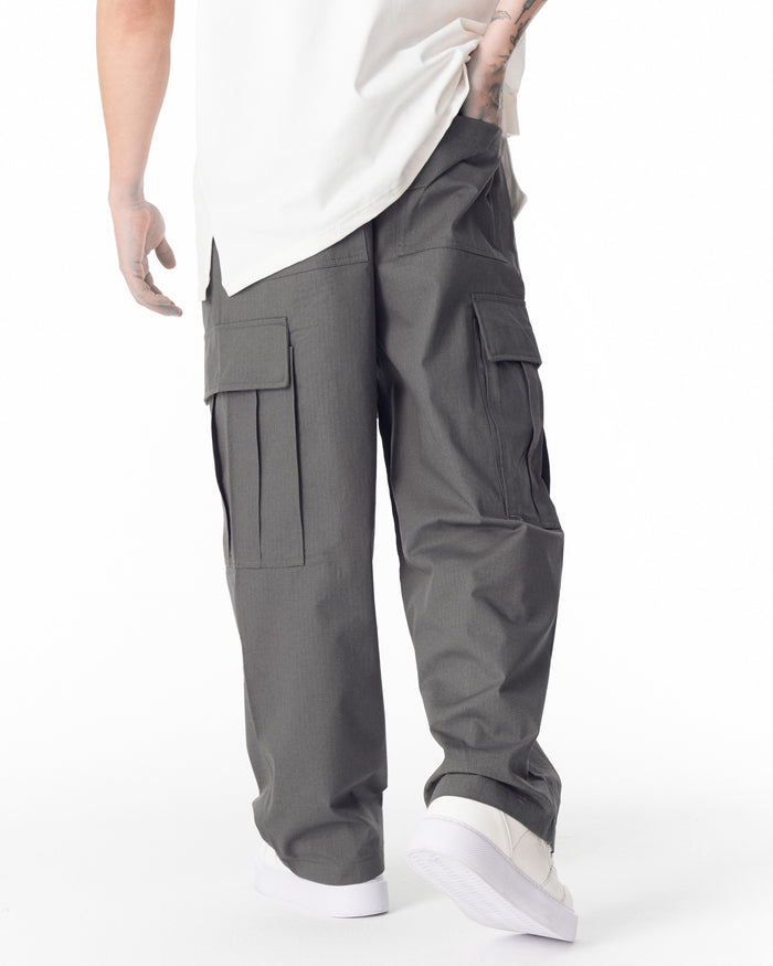 Martin Valen men's relaxed-fit anthracite utility cargo pants, rear three-quarter view showing cargo pockets and a hand in the pocket.