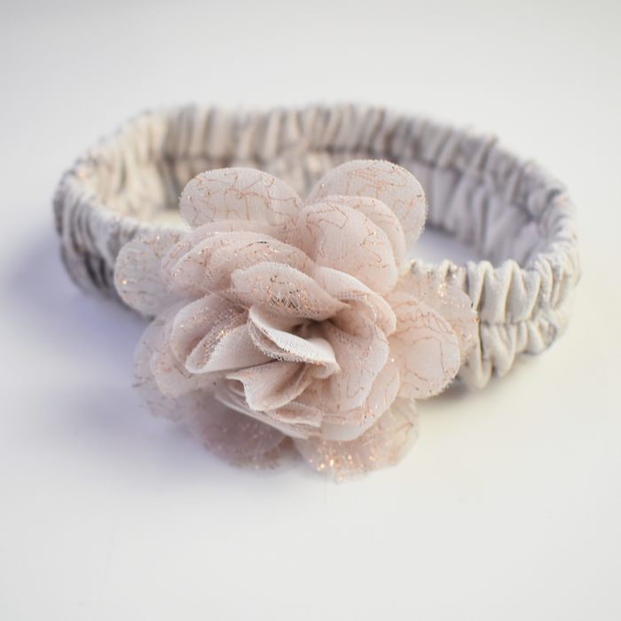 Bandeau élastique gris avec grande fleur décorative rose