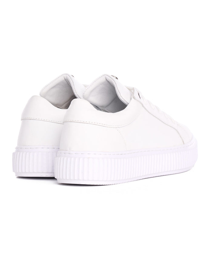 Martin Valen pair of white leather sneakers three-quarter front view, showing platform sole and rounded toe