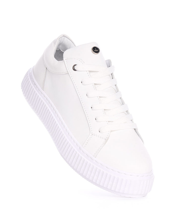 Martin Valen white genuine leather casual sneakers, angled close-up showing laces, crown logo eyelet and ribbed platform sole